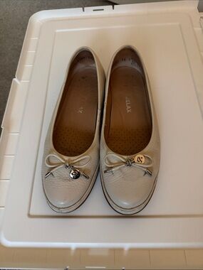 Women's Cream Leather Ballet Flats with Bow and Charm